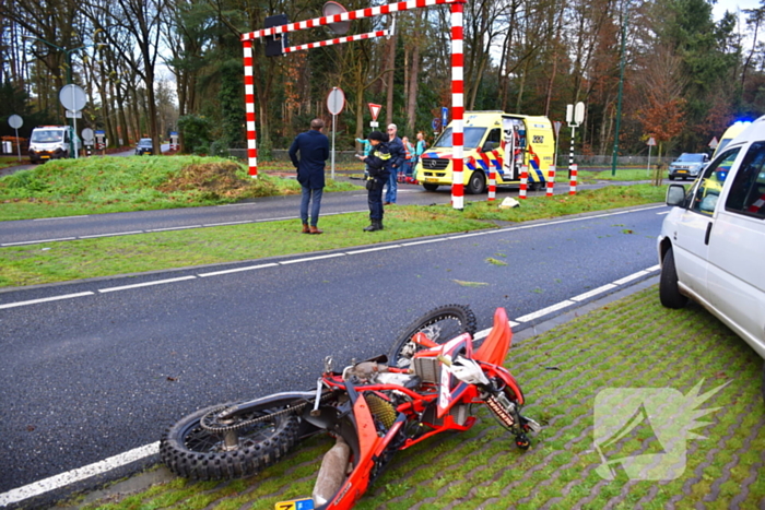 Motorrijder zwaargewond bij botsing met auto