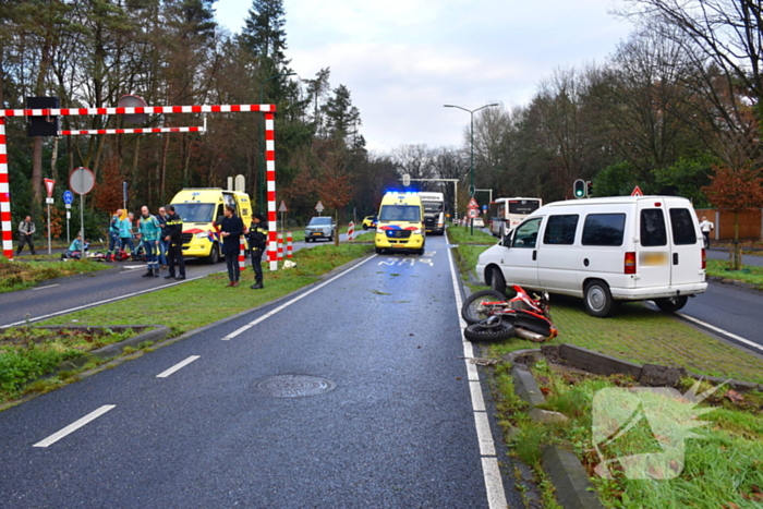 Motorrijder zwaargewond bij botsing met auto