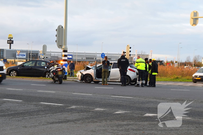 Twee auto's flink beschadigd bij aanrijding