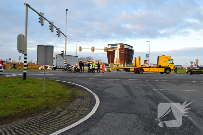 Twee auto's flink beschadigd bij aanrijding