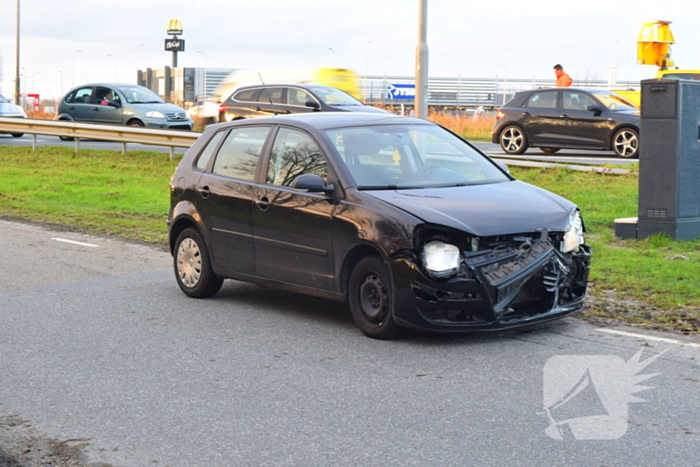 Twee auto's flink beschadigd bij aanrijding