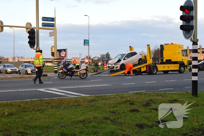 Twee auto's flink beschadigd bij aanrijding