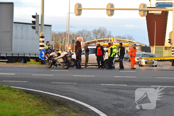 Twee auto's flink beschadigd bij aanrijding