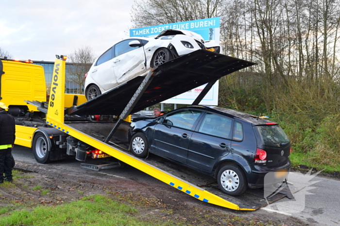 Twee auto's flink beschadigd bij aanrijding