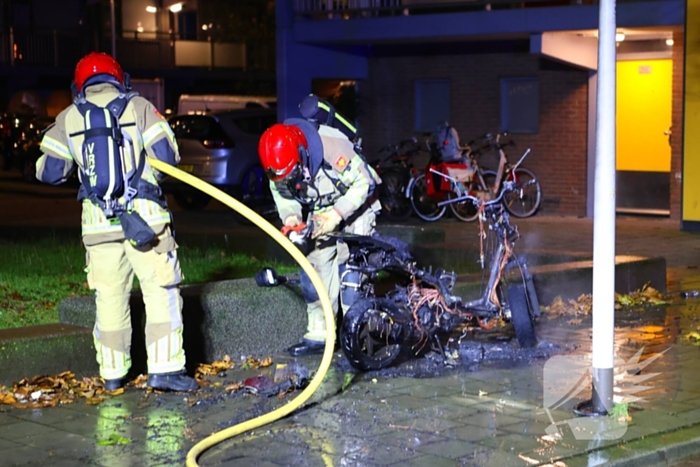 Brandweer blust brandende scooter