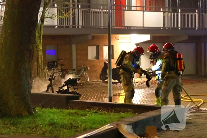 Brandweer blust brandende scooter