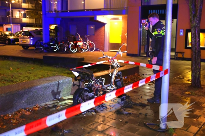 Brandweer blust brandende scooter