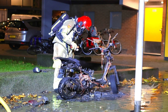 Brandweer blust brandende scooter