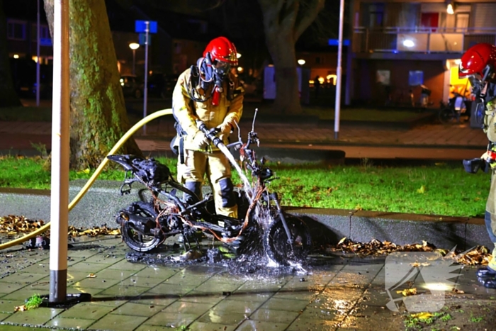 Brandweer blust brandende scooter