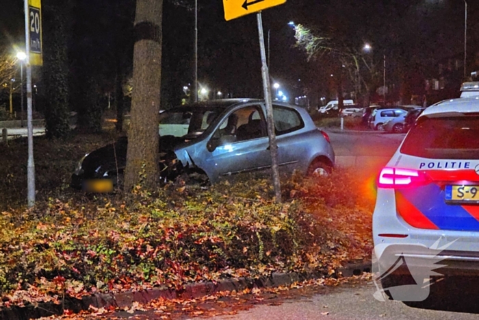 Automobilist verliest macht over stuur en klapt op boom