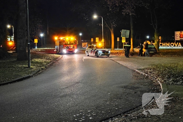 Automobilist verliest macht over stuur en klapt op boom