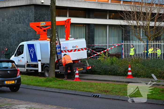 Automobilist komt tegen pand tot stilstand