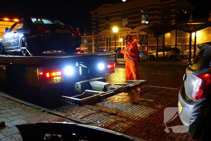 Automobilist ramt geparkeerde auto, veroorzaker rijdt door