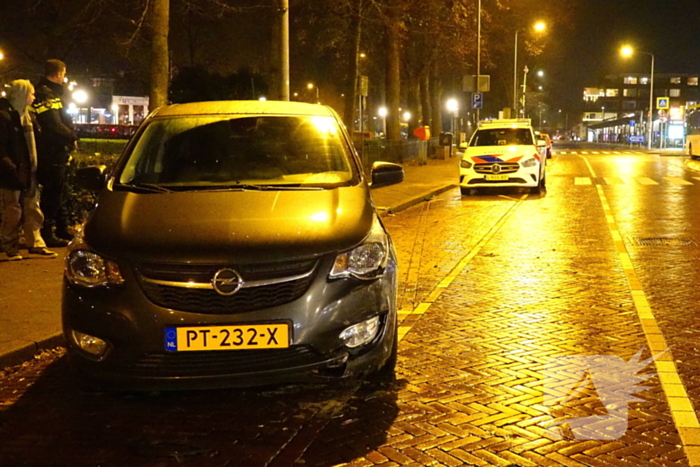 Automobilist ramt geparkeerde auto, veroorzaker rijdt door