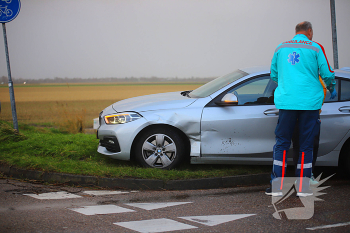 Twee voertuigen afgesleept na aanrijding op kruising