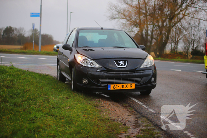 Twee voertuigen afgesleept na aanrijding op kruising