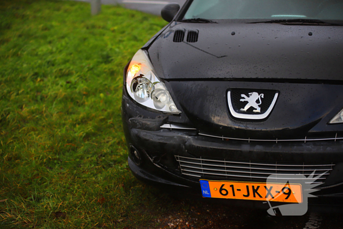 Twee voertuigen afgesleept na aanrijding op kruising