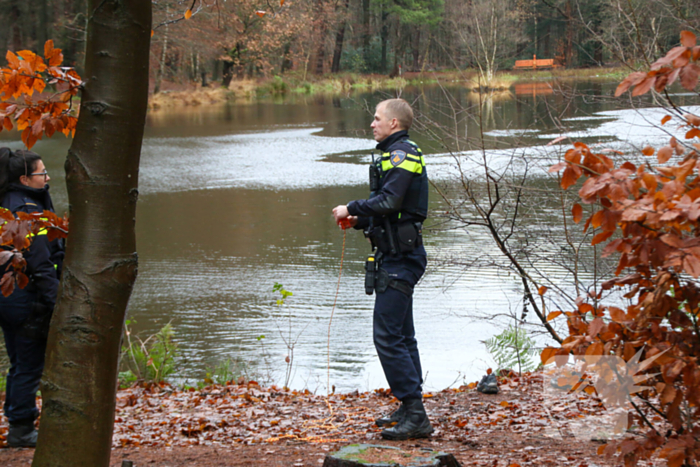 Voorbijganger vindt kinderschoenen langs water