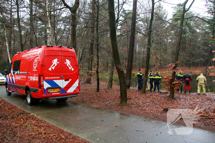 Voorbijganger vindt kinderschoenen langs water