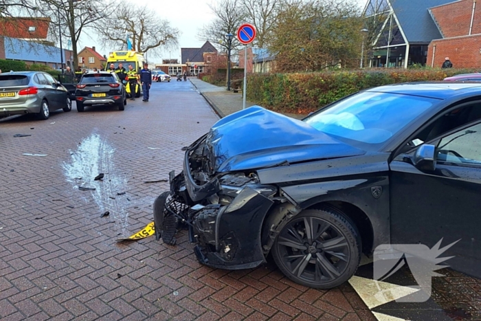 Forse schade bij aanrijding tussen twee voertuigen