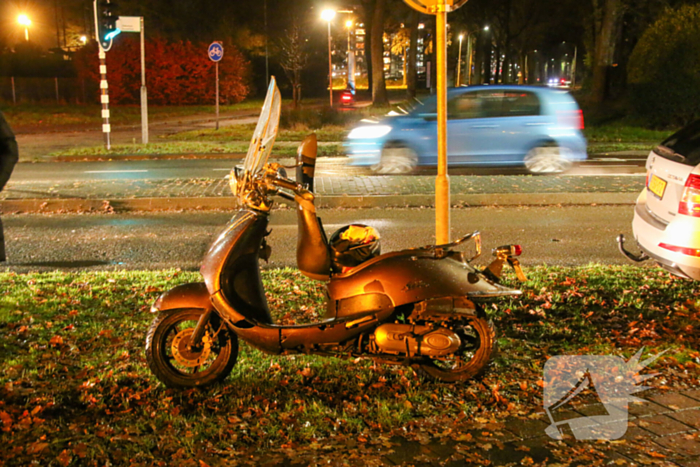 Scooterrijder en automobilist met elkaar in botsing