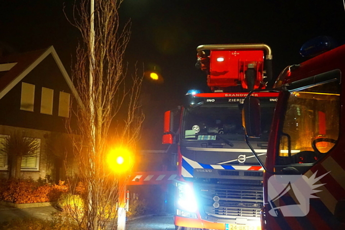 Brandweer veegt schoorsteen na brand