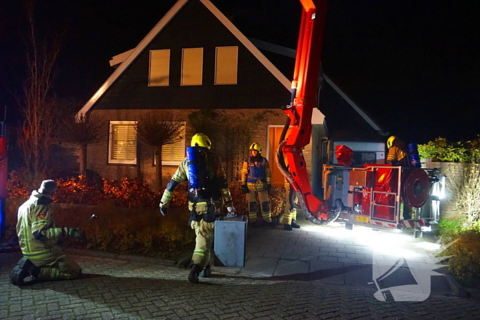 Brandweer veegt schoorsteen na brand