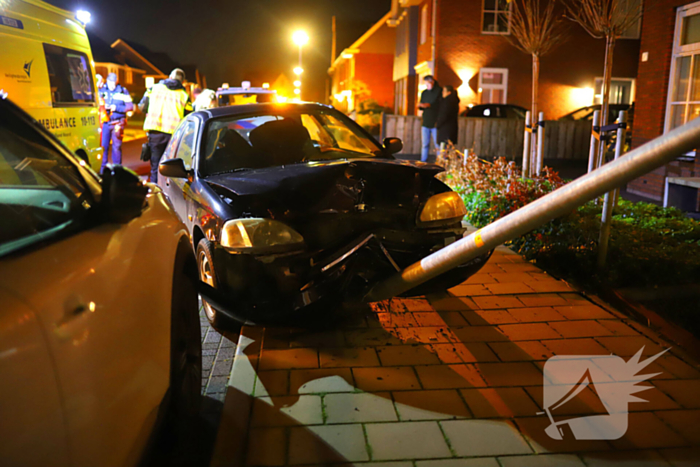 Automobilist raakt onwel en klapt op lantaarnpaal