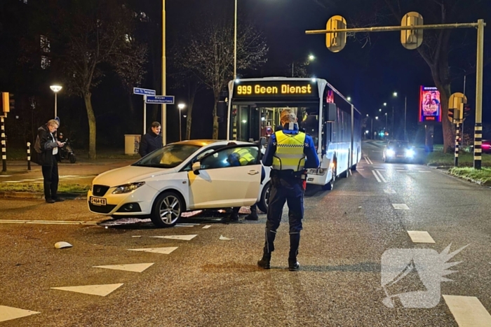 Auto flink beschadigd na botsing met lijnbus