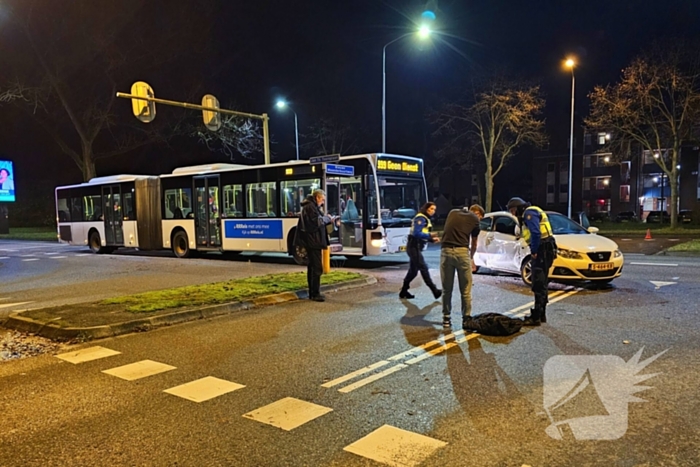 Auto flink beschadigd na botsing met lijnbus