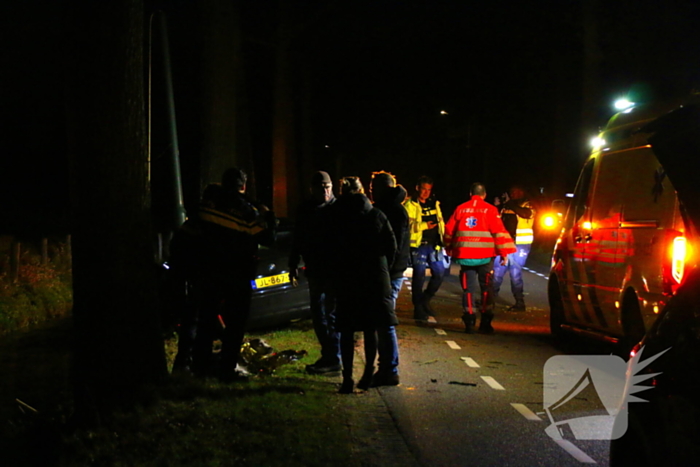 Persoon naar ziekenhuis na eenzijdig ongeval met boom