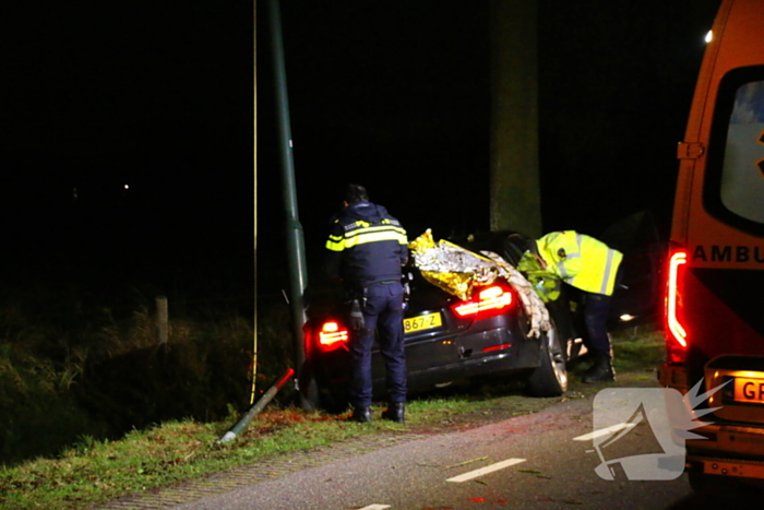 Persoon naar ziekenhuis na eenzijdig ongeval met boom