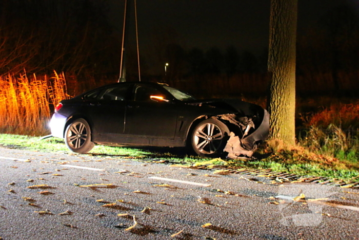 Persoon naar ziekenhuis na eenzijdig ongeval met boom