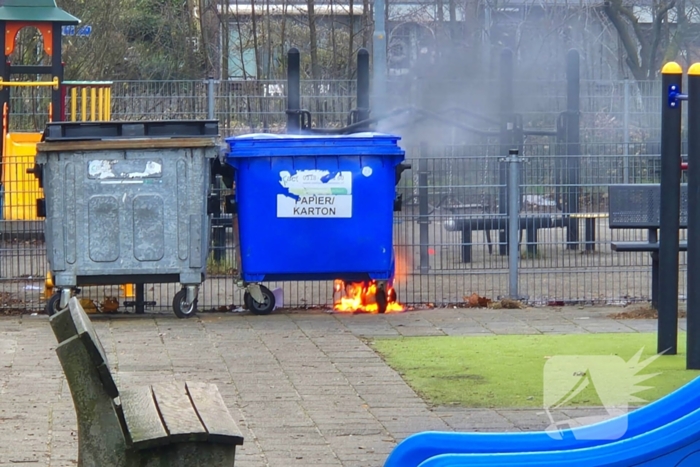 Papiercontainer op schoolplein in brand