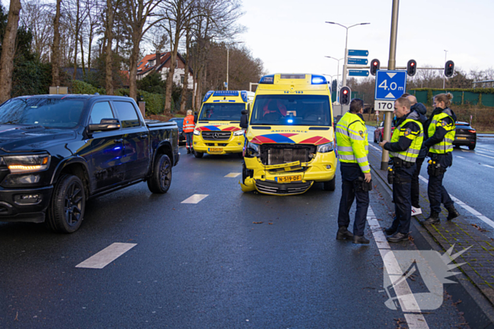 Ambulance in botsing tijdens spoedrit