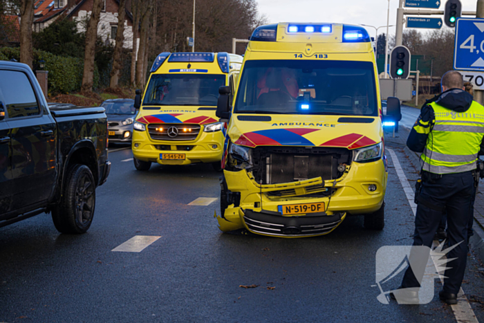 Ambulance in botsing tijdens spoedrit