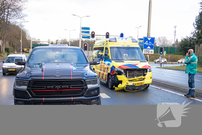 Ambulance in botsing tijdens spoedrit