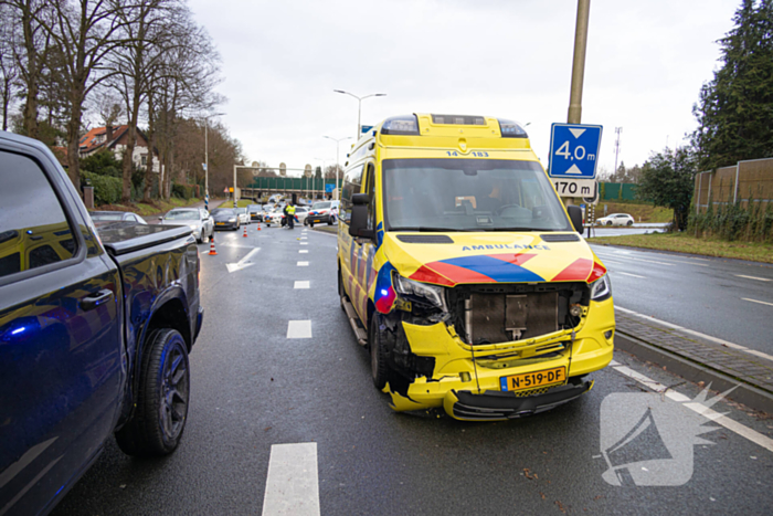 Ambulance in botsing tijdens spoedrit