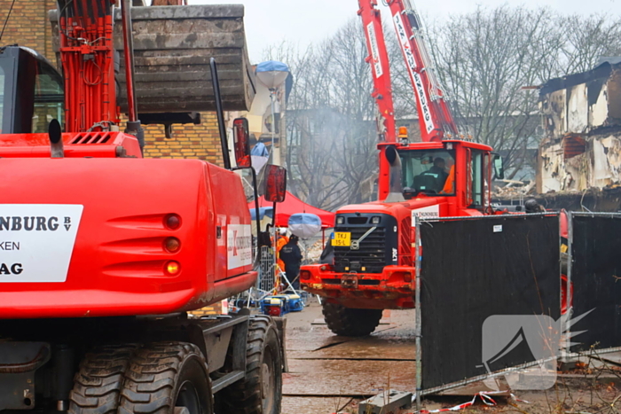 Nieuwe ploeg brandweermensen zoekt verder naar slachtoffers