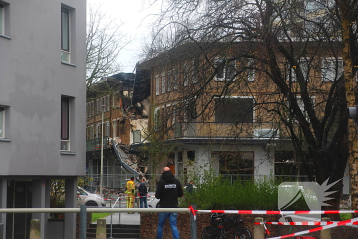 Nieuwe ploeg brandweermensen zoekt verder naar slachtoffers