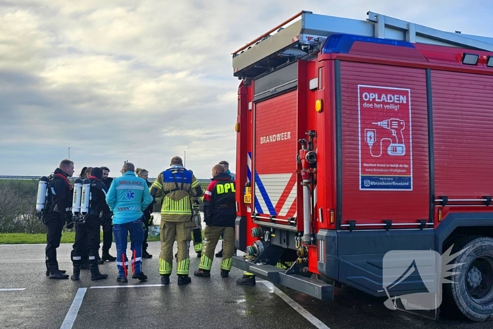 Hulpdiensten groots ingezet voor te water geraakt voertuig