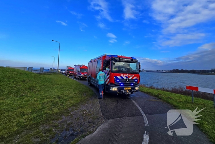 Hulpdiensten groots ingezet voor te water geraakt voertuig