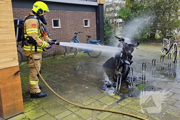 Brandweer blust brandende motor