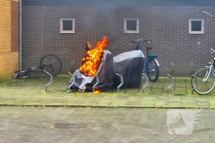 Brandweer blust brandende motor