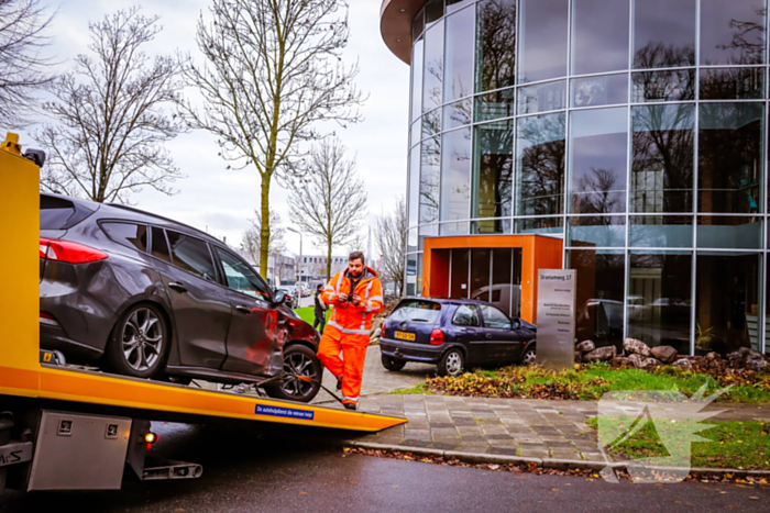 Auto komt tegen bedrijfspand tot stilstand na botsing