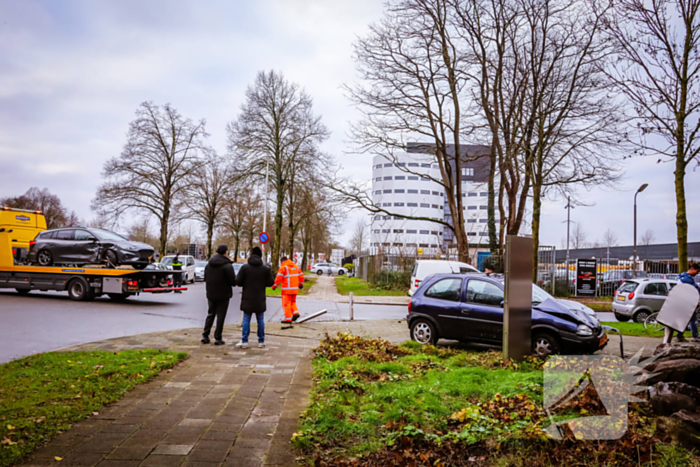 Auto komt tegen bedrijfspand tot stilstand na botsing