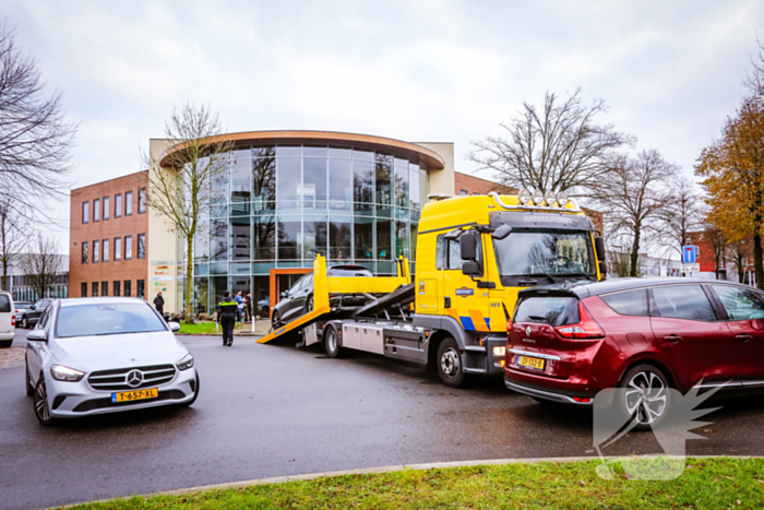 Auto komt tegen bedrijfspand tot stilstand na botsing