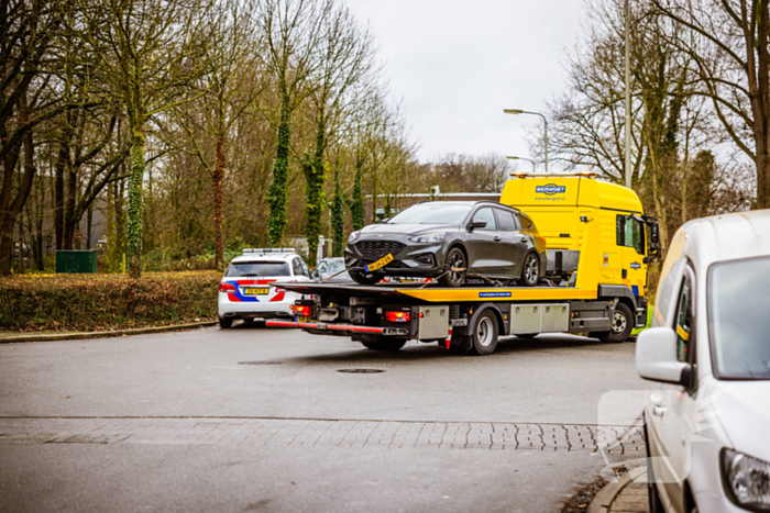 Auto komt tegen bedrijfspand tot stilstand na botsing