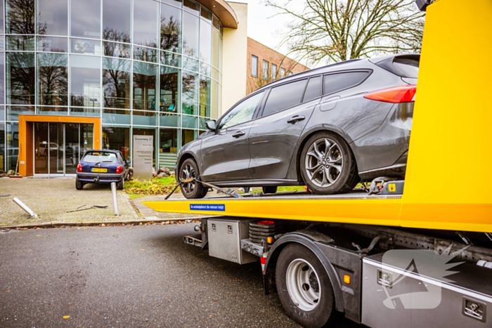 Auto komt tegen bedrijfspand tot stilstand na botsing