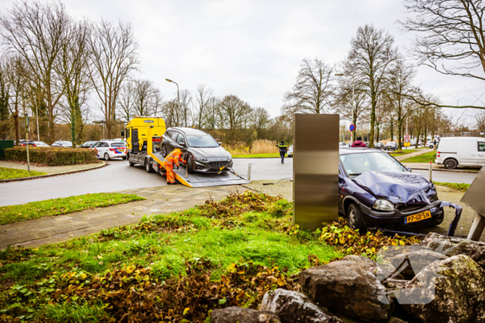 Auto komt tegen bedrijfspand tot stilstand na botsing